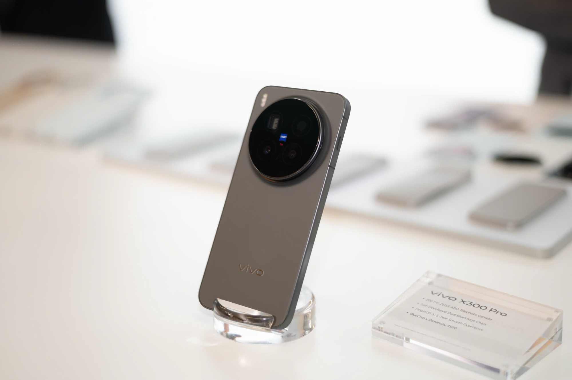 Thêm một mẫu di động đỉnh cấp sắp về Việt Nam đối đầu iPhone 17 - Ảnh 1