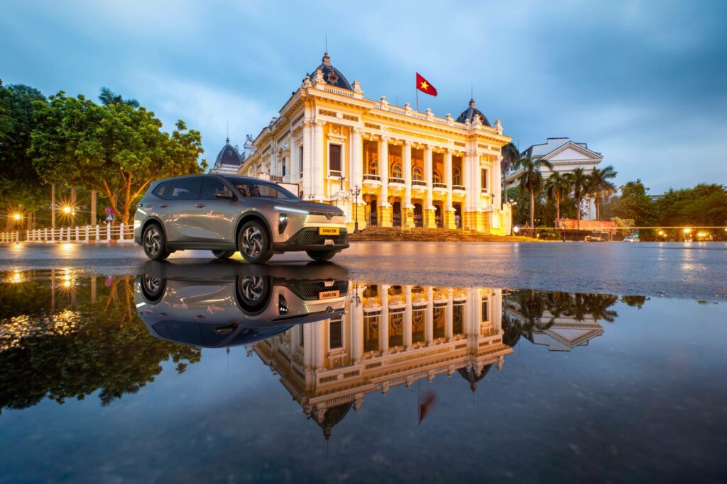 Xanh SM của tỷ phú Phạm Nhật Vượng chính thức vận hành taxi điện 7 chỗ, màu nhận diện khác hoàn toàn - Ảnh 1