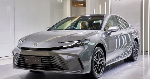 Toyota Camry giảm giá trăm triệu