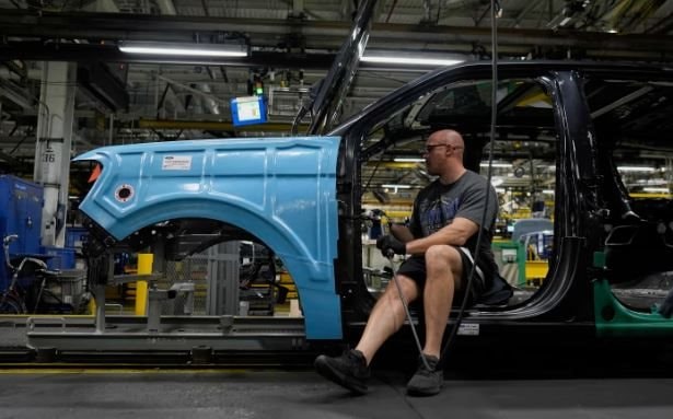 Bất ổn lan rộng toàn ngành ô tô: Loạt nhà máy 'đóng băng' vì thiếu nguyên vật liệu, sai lầm vì phụ thuộc vào 1 nhà cung cấp duy nhất - Ảnh 1