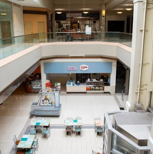 Walmart âm thầm thâu tóm các trung tâm thương mại cũ, tương lai vận hành 1 'thành phố thu nhỏ' - Ảnh 1