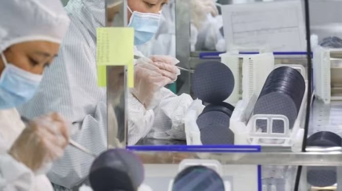 Trung Quốc gây choáng khi bán tấm pin mặt trời giá chỉ bằng 1/2 hàng Nhật - Ảnh 1