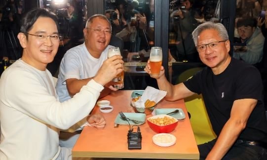 CEO Nvidia gặp ‘Thái tử Samsung’, Chủ tịch Hyundai cùng uống bia, ăn gà rán - Ảnh 1