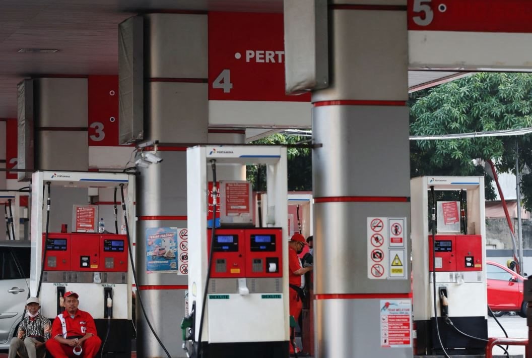 Indonesia cạn nhiên liệu diện rộng, người dân xếp hàng 30 phút chỉ để mua xăng: Chuyện gì đang xảy ra? - Ảnh 1