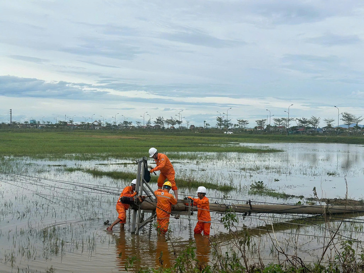 EVN cập nhật tình hình khắc phục sự cố điện sau bão số 10 - Ảnh 1