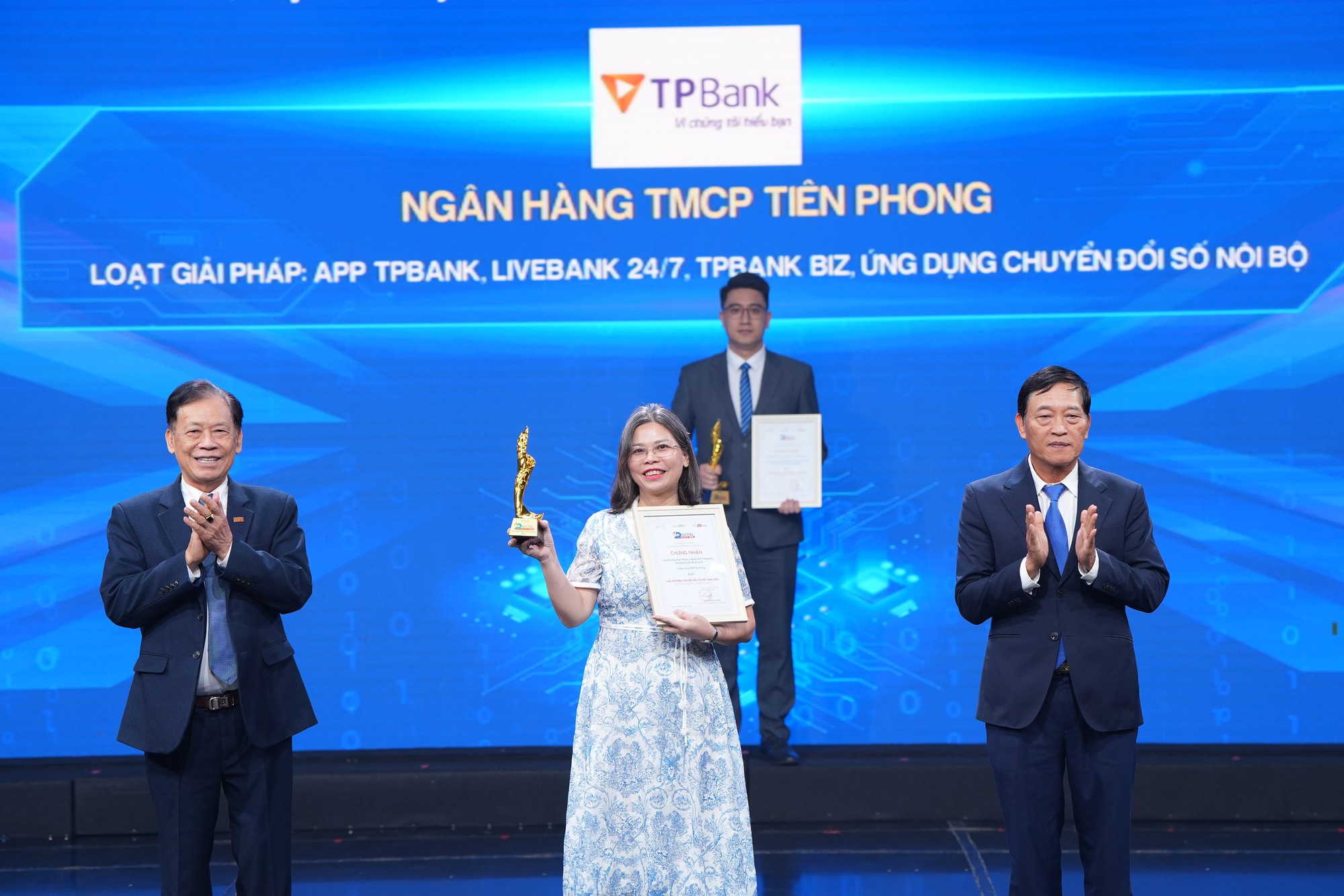 TPBank được vinh danh chuyển đổi số xuất sắc, ghi dấu nỗ lực bền bỉ trên hành trình chuyển đổi số - Ảnh 3