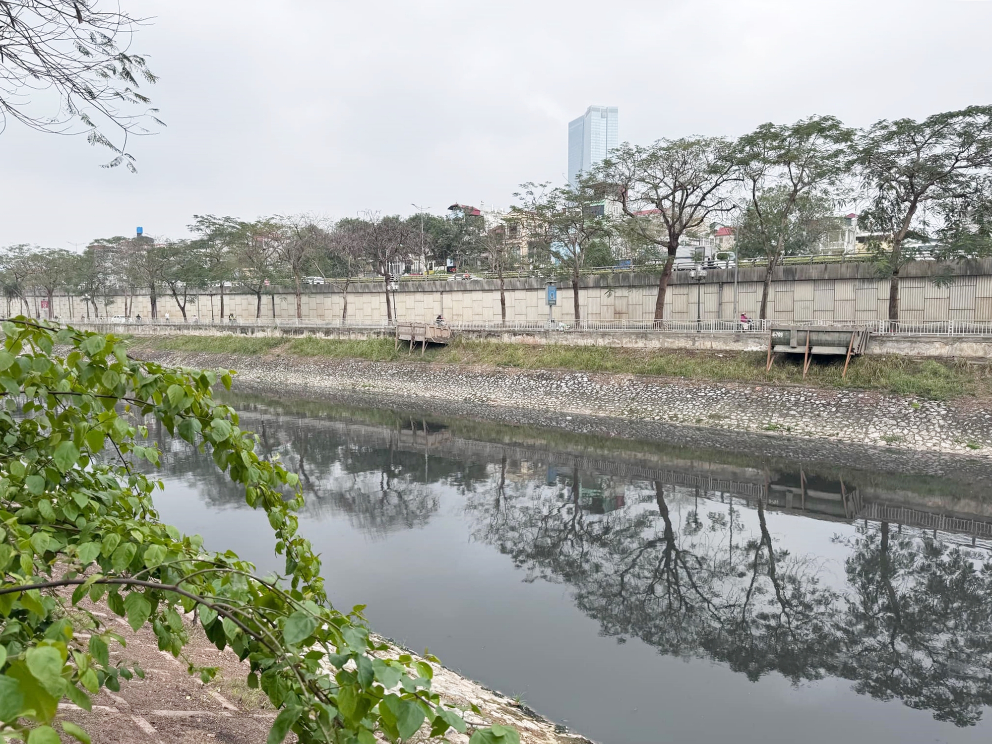 Cảnh choáng ngợp trên con sông hơn 2.000 năm tuổi ở Hà Nội sau khi Tập đoàn top đầu Việt Nam "hồi sinh" - Ảnh 31