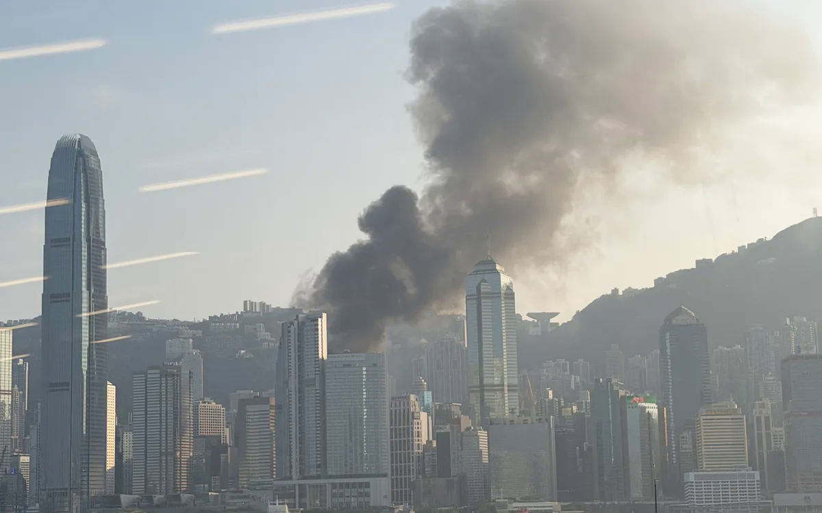 Cháy lớn tại tòa tháp thương mại giữa trung tâm Hong Kong (Trung Quốc) - Ảnh 1
