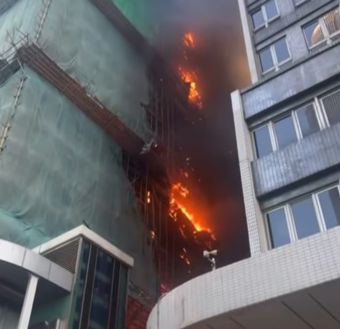 Cháy lớn tại tòa tháp thương mại giữa trung tâm Hong Kong (Trung Quốc) - Ảnh 3