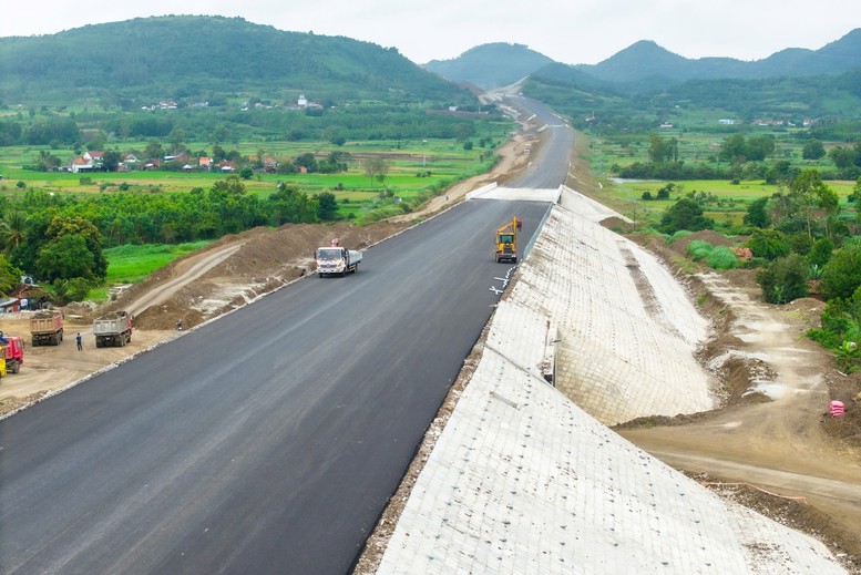Chấn chỉnh việc thi công tuyến cao tốc Chí Thạnh-Vân Phong - Ảnh 1