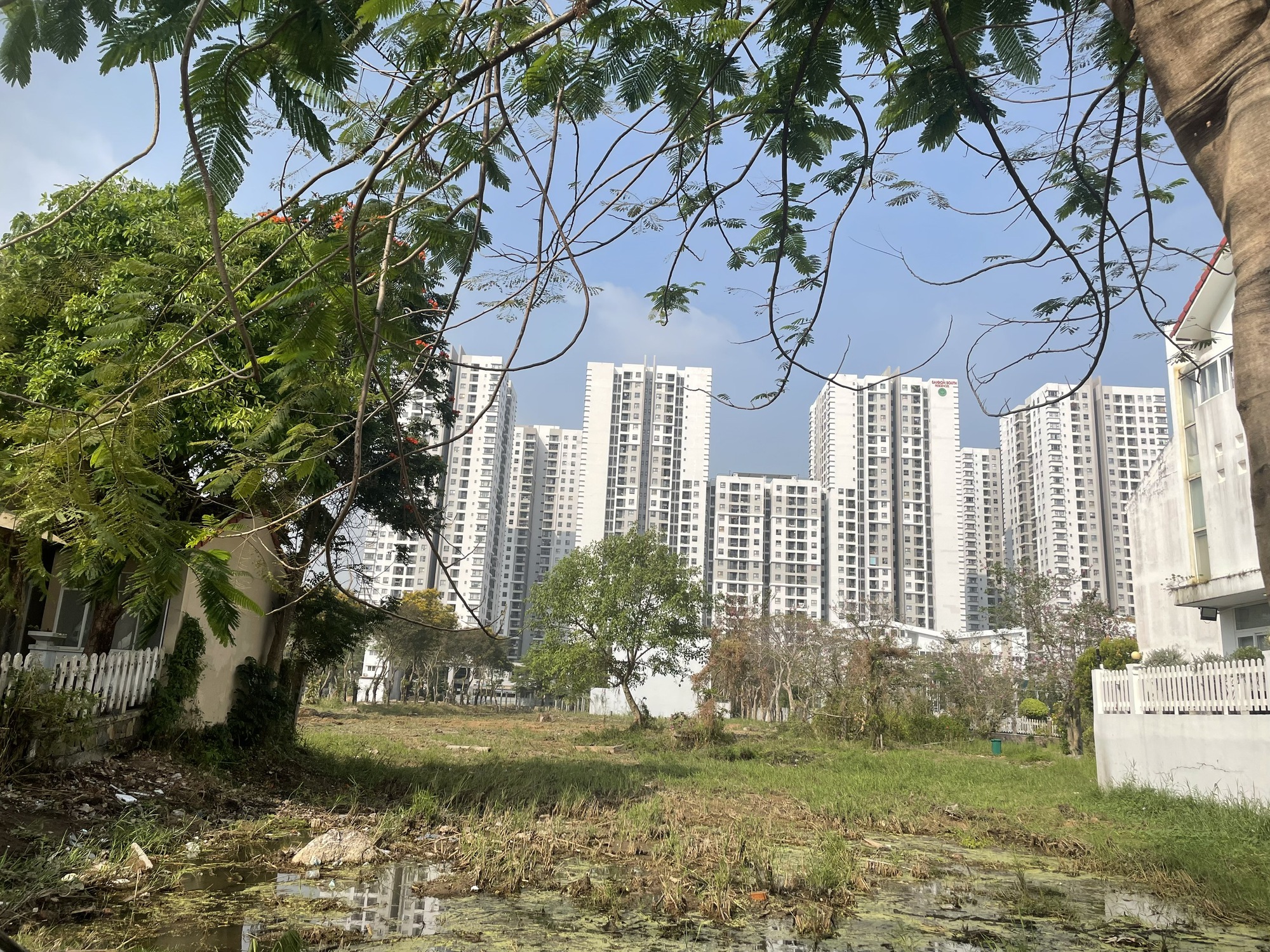 Thu nhập dưới 200 triệu đồng/năm gần như không thể mua được nhà ở Hà Nội và TP HCM - Ảnh 1