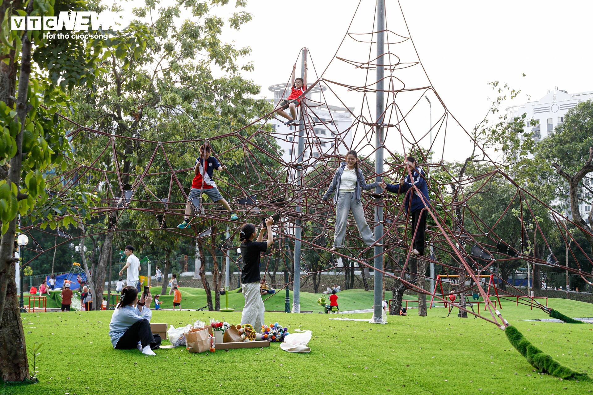 Được đầu tư cải tạo 66 tỷ đồng, công viên ở Hà Nội khang trang, khác lạ - Ảnh 15