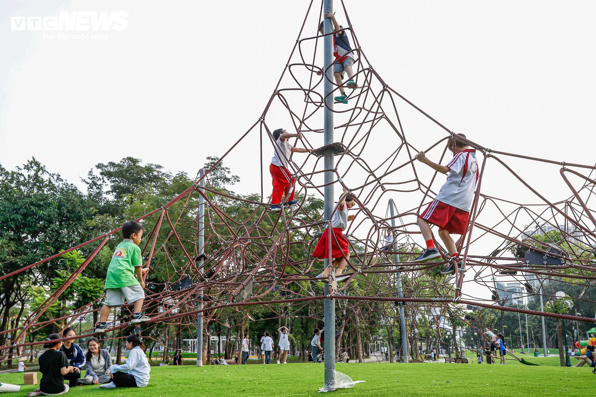 Được đầu tư cải tạo 66 tỷ đồng, công viên ở Hà Nội khang trang, khác lạ - Ảnh 9