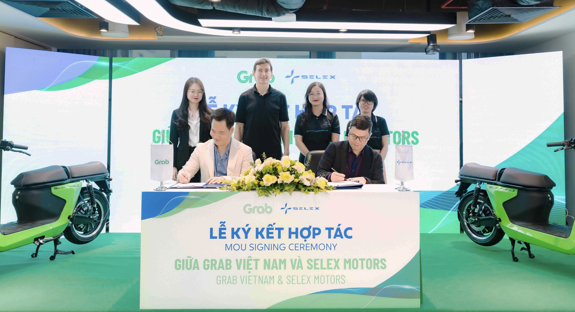 Tài xế Grab nhận hỗ trợ 10 triệu đồng khi đi xe điện của hãng Việt này: Có thể đổi pin ở trạm Petrolimex - Ảnh 1