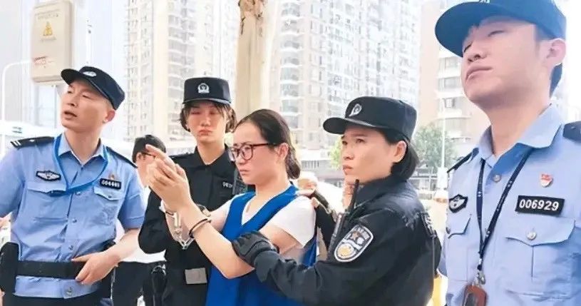 Nữ sinh xuất sắc bị cảnh sát ập vào bắt ngay trong lớp học, danh tính thật khiến bạn bè toát mồ hôi lạnh - Ảnh 2