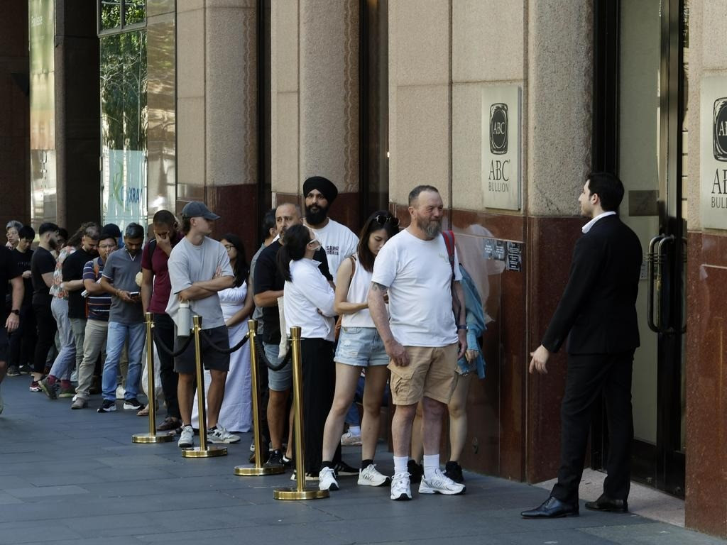 Giá vàng phá đỉnh: Người Hồng Kông (Trung Quốc) bán tháo, khách Úc xếp hàng mua - Ảnh 2