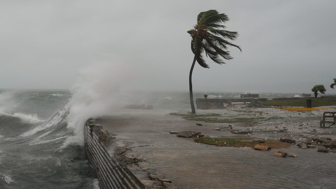 Siêu bão "quái vật" Melissa vò nát sân bay, khiến một quốc gia tuyên bố tình trạng thảm hoạ - Ảnh 1