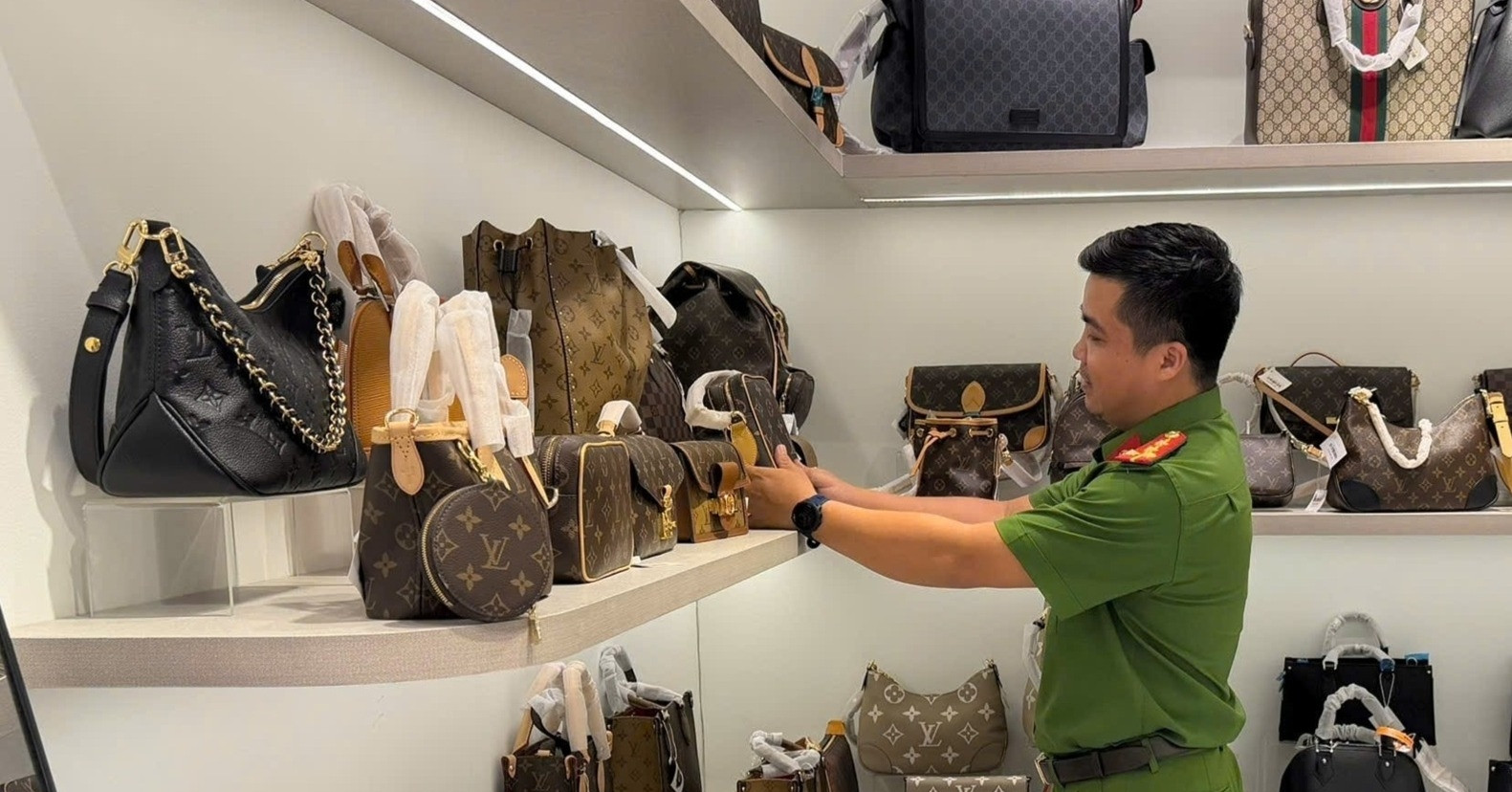 Đột kích loạt cửa hàng quanh chợ Hàn - Đà Nẵng: Công an phanh phui chiêu trò "treo đầu dê, bán thịt chó", thu giữ hơn 1.000 sản phẩm hàng hiệu giả - Ảnh 1