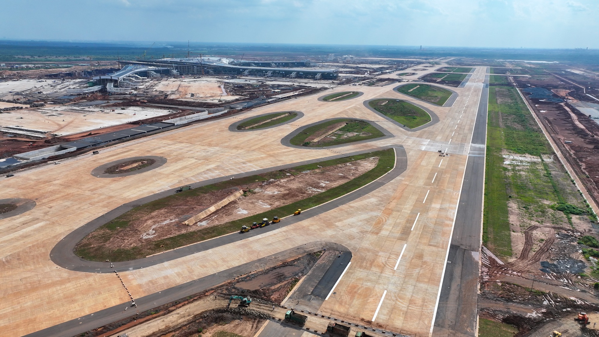 Cận cảnh sân bay Long Thành sắp đón chuyến bay đầu tiên - Ảnh 4