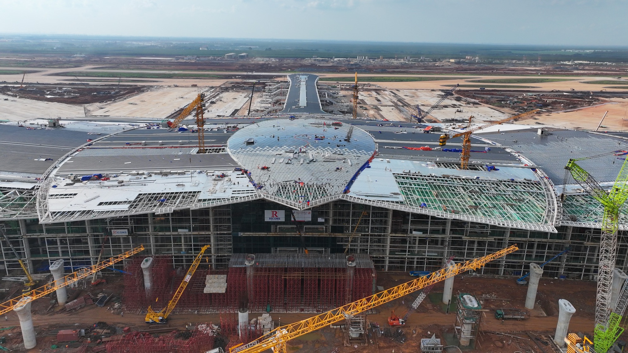 Cận cảnh sân bay Long Thành sắp đón chuyến bay đầu tiên - Ảnh 2