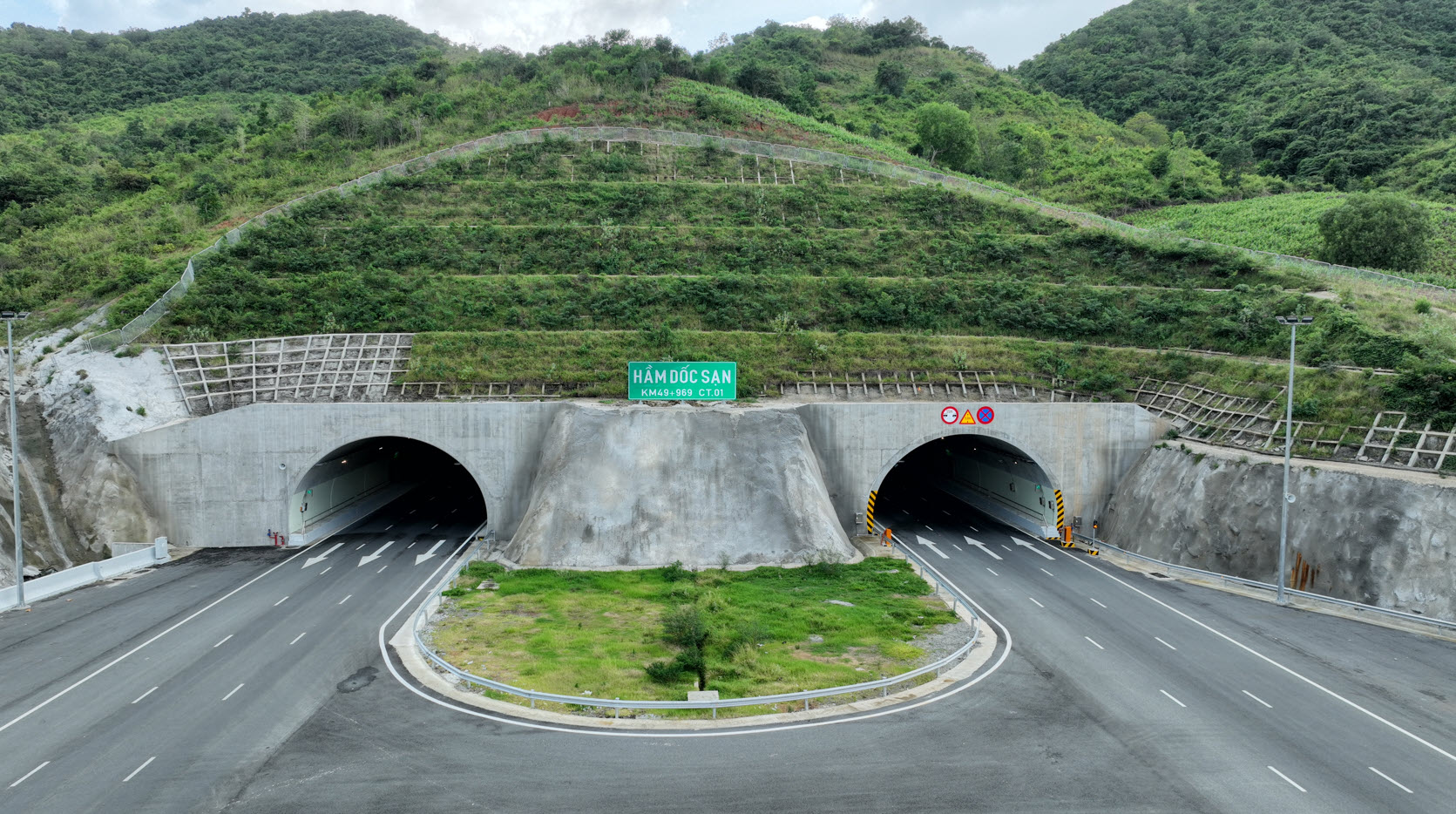 "Kỳ quan" hầm xuyên núi nghìn tỷ vượt tiến độ tới 6 tháng: Kỹ thuật đặc biệt hàng đầu thế giới từ Sơn Hải - Ảnh 1