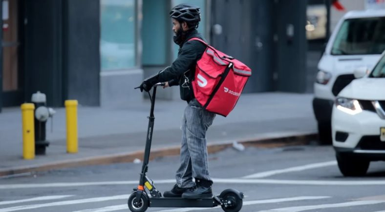 Người đàn ông 40 tuổi đang âm thầm ‘thâu tóm ngành giao đồ ăn toàn thế giới’: Vừa ‘nuốt trọn’ Deliveroo với giá 2,9 tỷ bảng Anh, Uber Eat cũng lo sợ - Ảnh 1