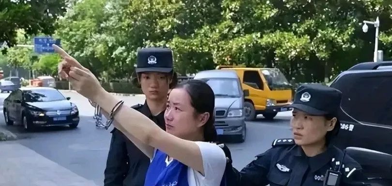 Nữ sinh xuất sắc bị cảnh sát ập vào bắt ngay trong lớp học, danh tính thật khiến bạn bè toát mồ hôi lạnh - Ảnh 1