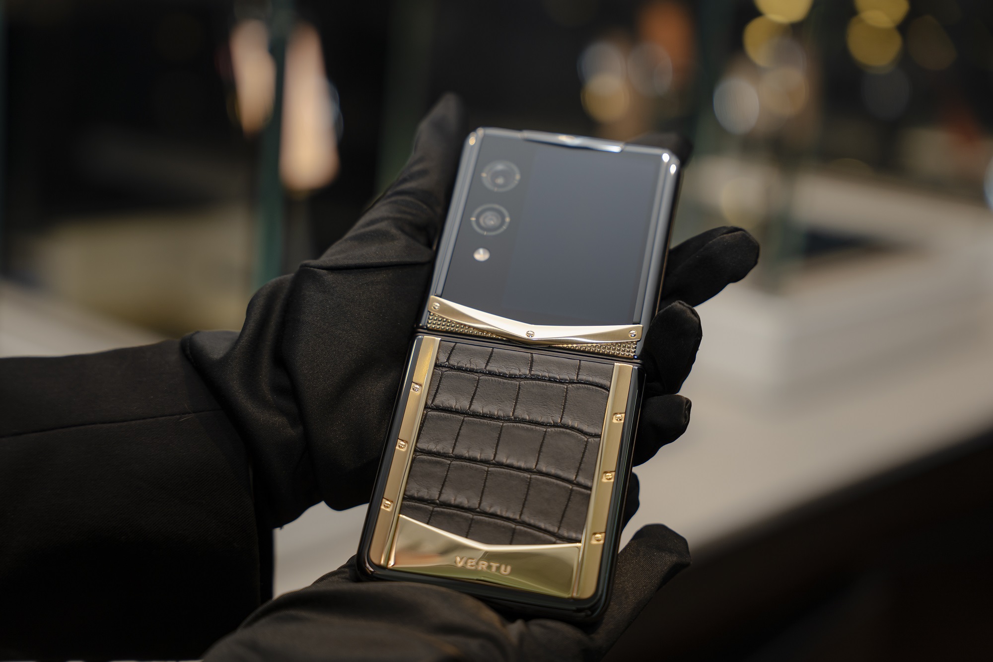 Sự thật về mẫu điện thoại "vô đối" về giá, có tới hai hệ điều hành - Ảnh 1