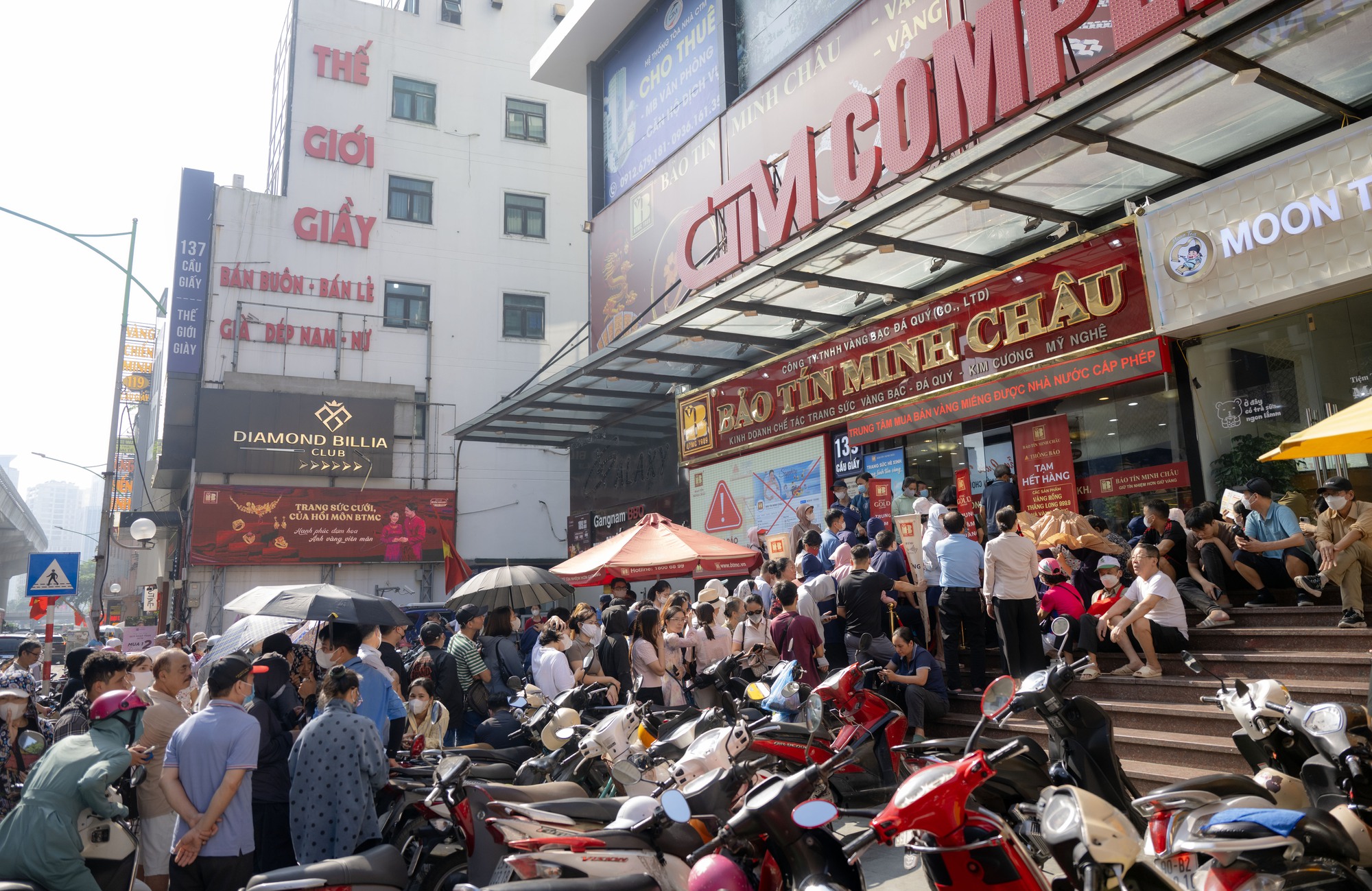 Cảnh tượng lạ lùng tại cửa hàng vàng hot nhất Hà Nội ngày hôm nay - Ảnh 1