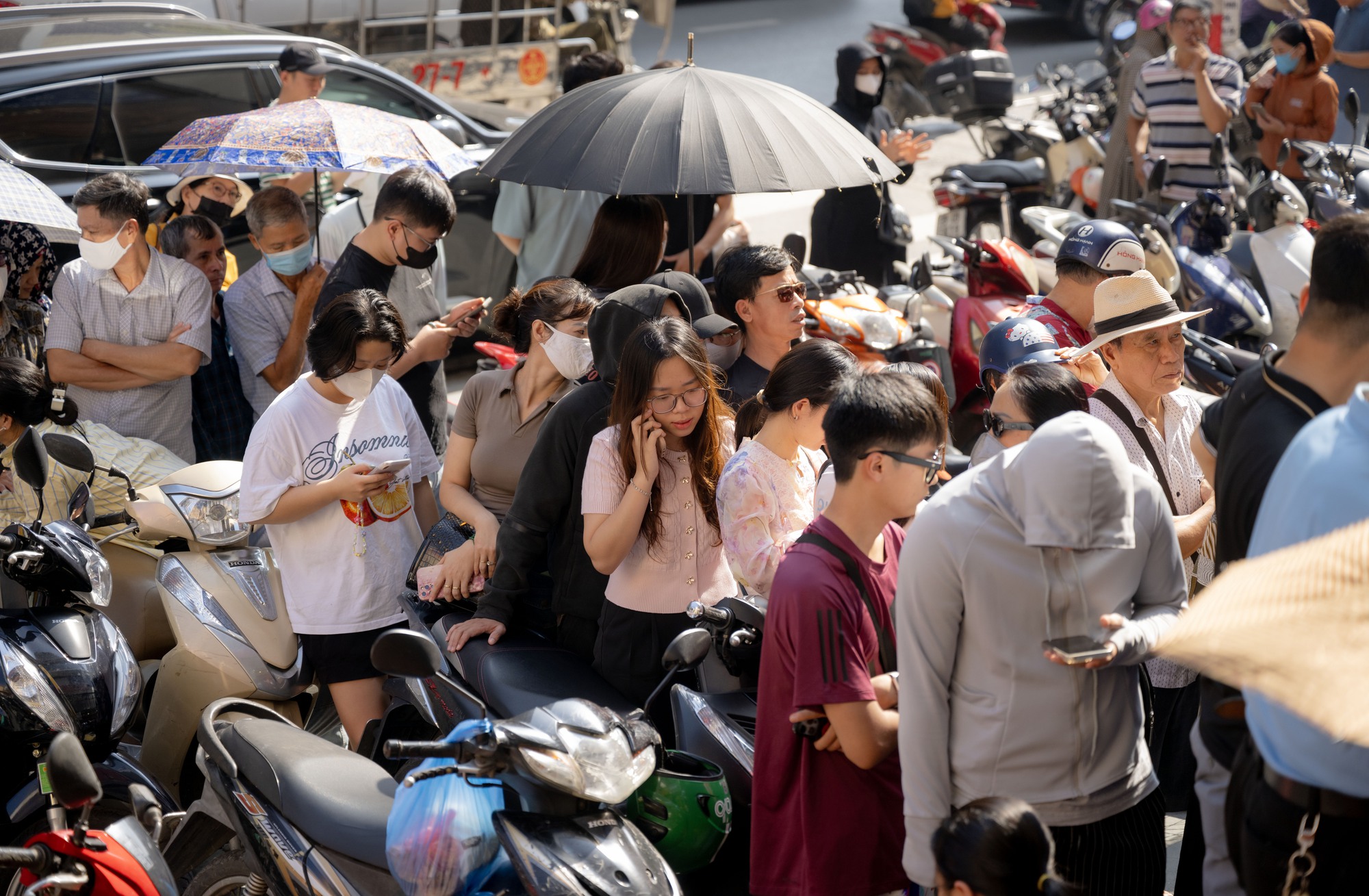 Cảnh tượng lạ lùng tại cửa hàng vàng hot nhất Hà Nội ngày hôm nay - Ảnh 3