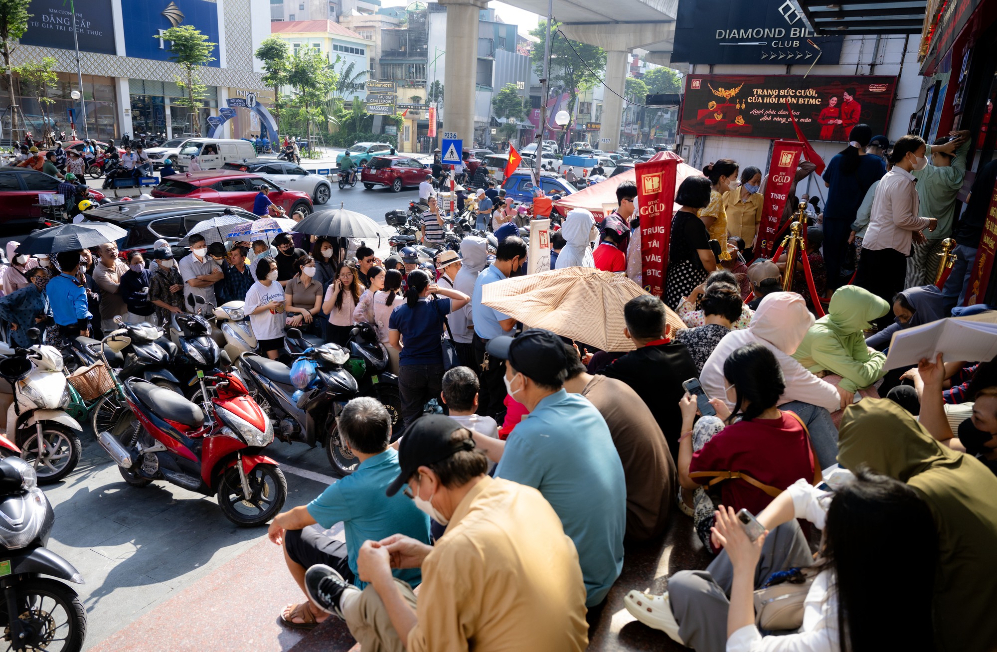 Cảnh tượng lạ lùng tại cửa hàng vàng hot nhất Hà Nội ngày hôm nay - Ảnh 2