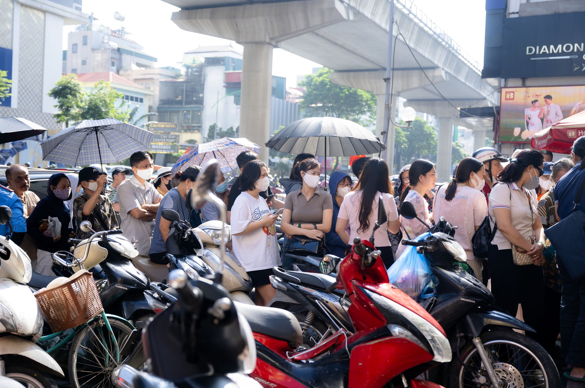 Cảnh tượng lạ lùng tại cửa hàng vàng hot nhất Hà Nội ngày hôm nay - Ảnh 5