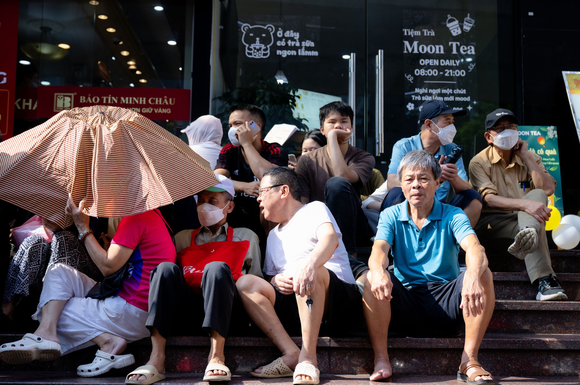 Cảnh tượng lạ lùng tại cửa hàng vàng hot nhất Hà Nội ngày hôm nay - Ảnh 6