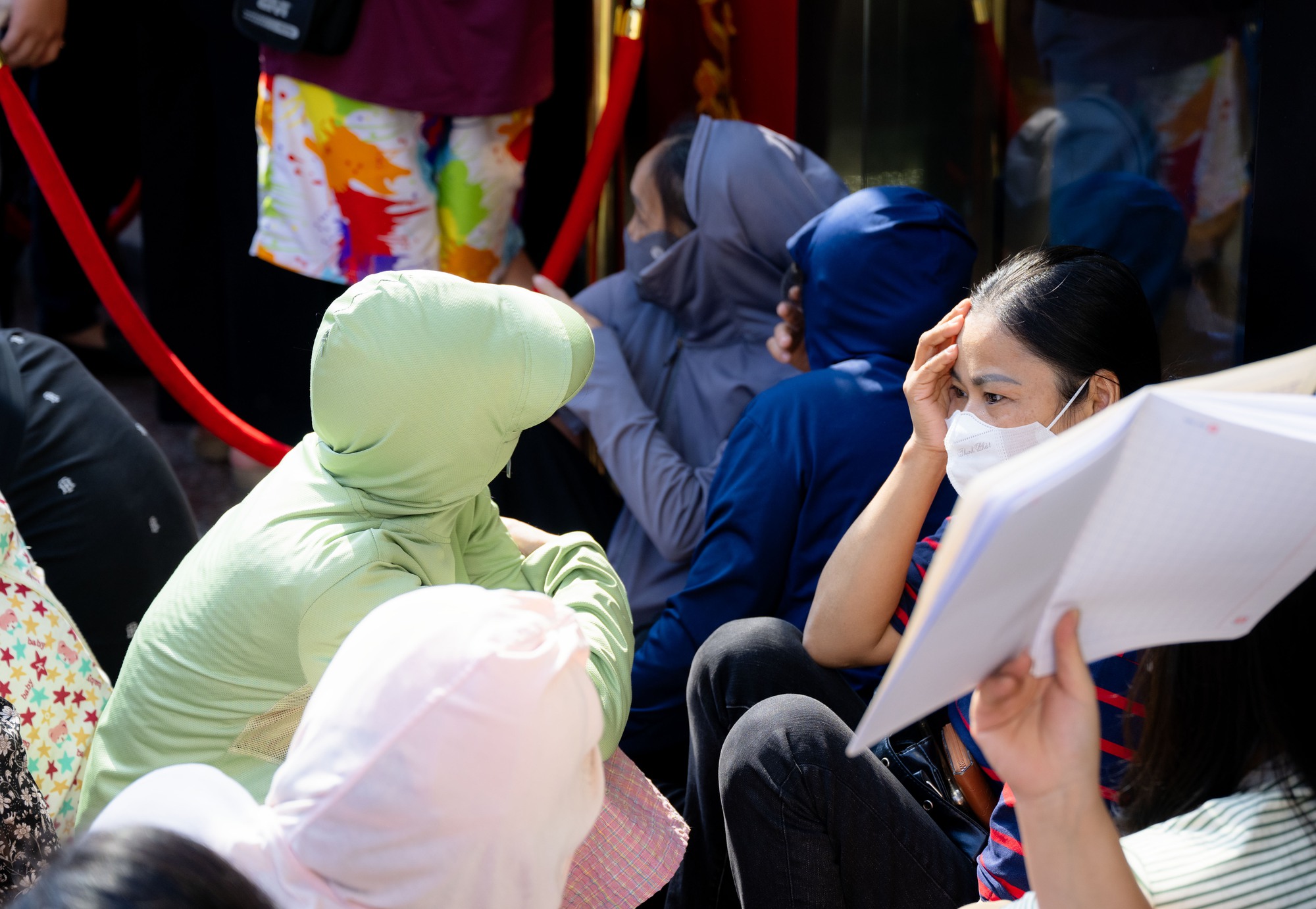 Cảnh tượng lạ lùng tại cửa hàng vàng hot nhất Hà Nội ngày hôm nay - Ảnh 11