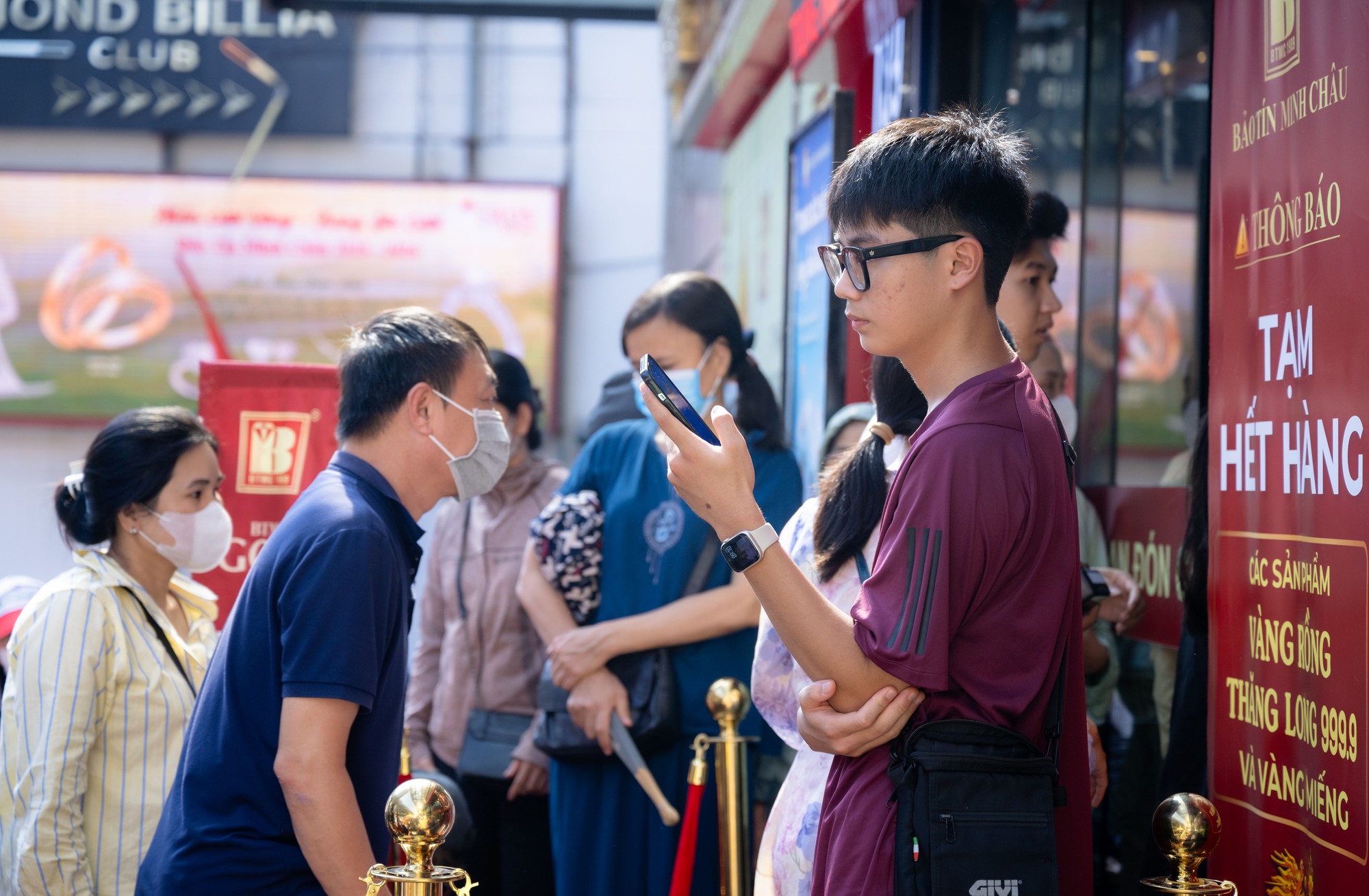 Cảnh tượng lạ lùng tại cửa hàng vàng hot nhất Hà Nội ngày hôm nay - Ảnh 7