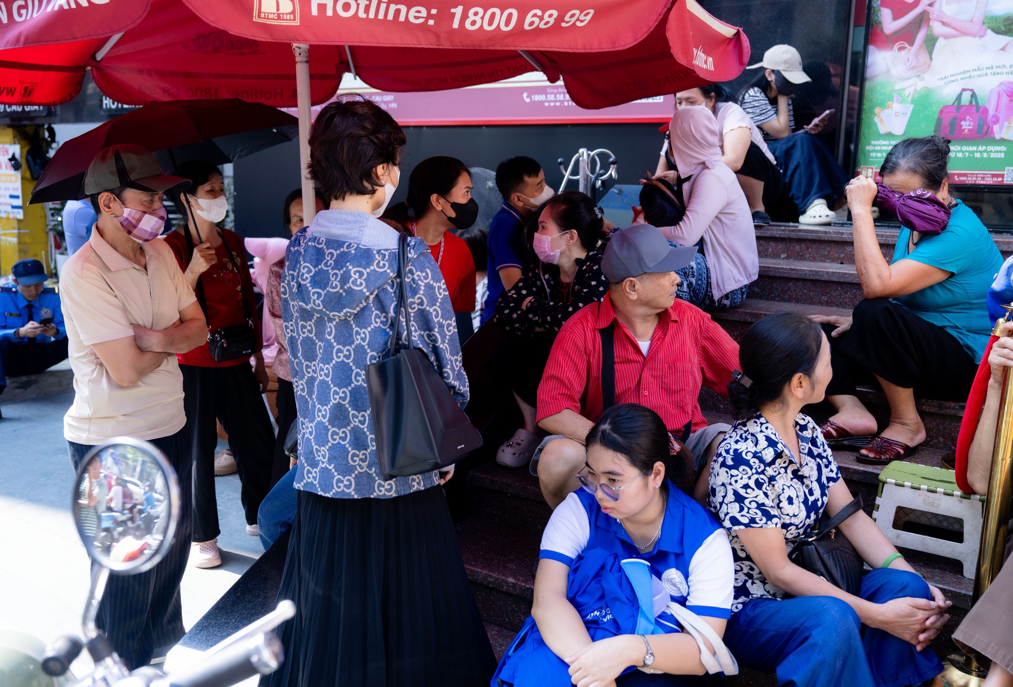 Cảnh tượng lạ lùng tại cửa hàng vàng hot nhất Hà Nội ngày hôm nay - Ảnh 8