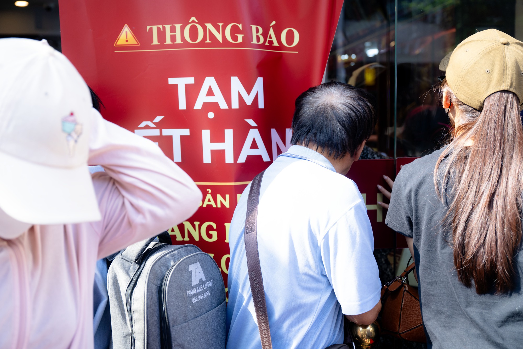 Cảnh tượng lạ lùng tại cửa hàng vàng hot nhất Hà Nội ngày hôm nay - Ảnh 4