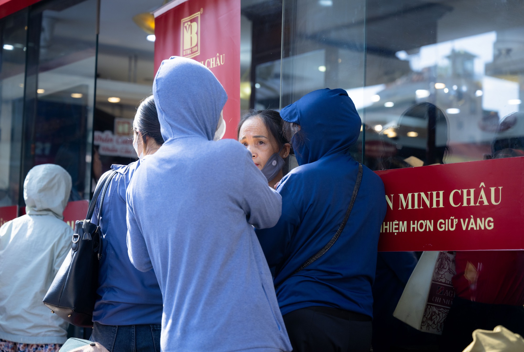 Cảnh tượng lạ lùng tại cửa hàng vàng hot nhất Hà Nội ngày hôm nay - Ảnh 9