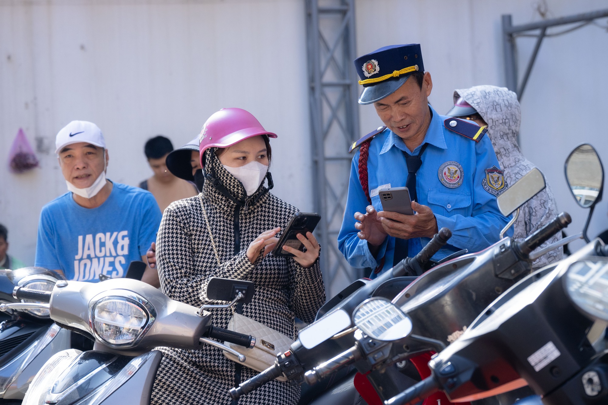 Cảnh tượng lạ lùng tại cửa hàng vàng hot nhất Hà Nội ngày hôm nay - Ảnh 10