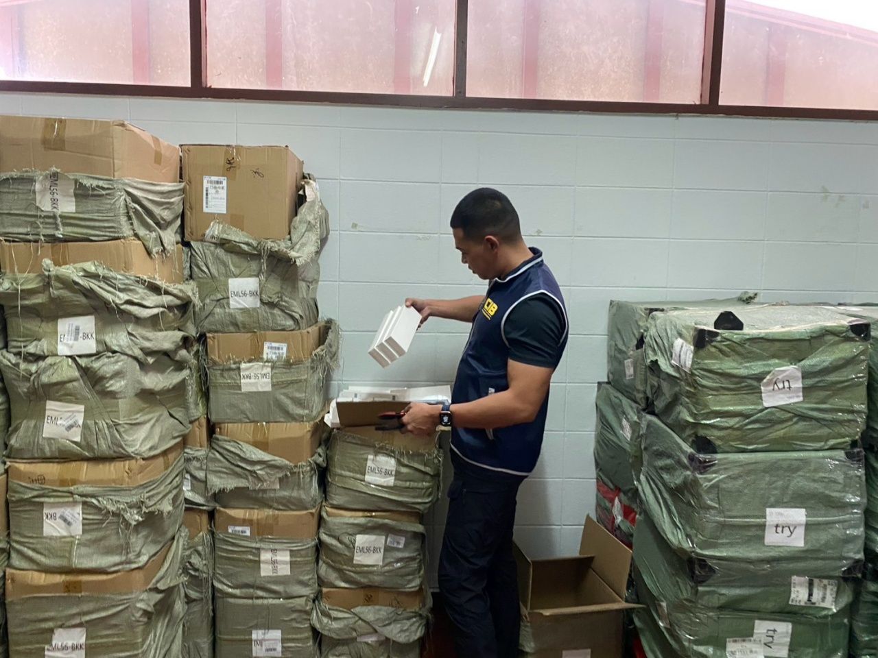 Công nghệ cao vào cuộc, công an lập tức triệt phá đường dây buôn bán tai nghe Marshall và đồng hồ Apple Watch giả, tịch thu hơn 51.000 món đồ nhái - Ảnh 2