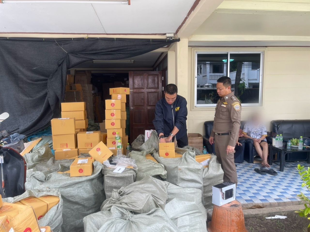 Công nghệ cao vào cuộc, công an lập tức triệt phá đường dây buôn bán tai nghe Marshall và đồng hồ Apple Watch giả, tịch thu hơn 51.000 món đồ nhái - Ảnh 1