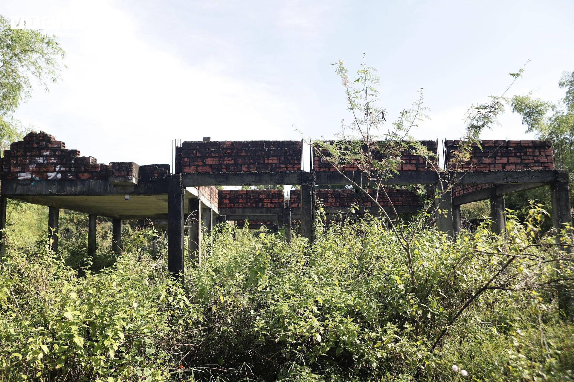 Dự án khu du lịch 5 sao hơn 100 tỷ hoang lạnh giữa rừng cỏ dại ở Huế - Ảnh 1