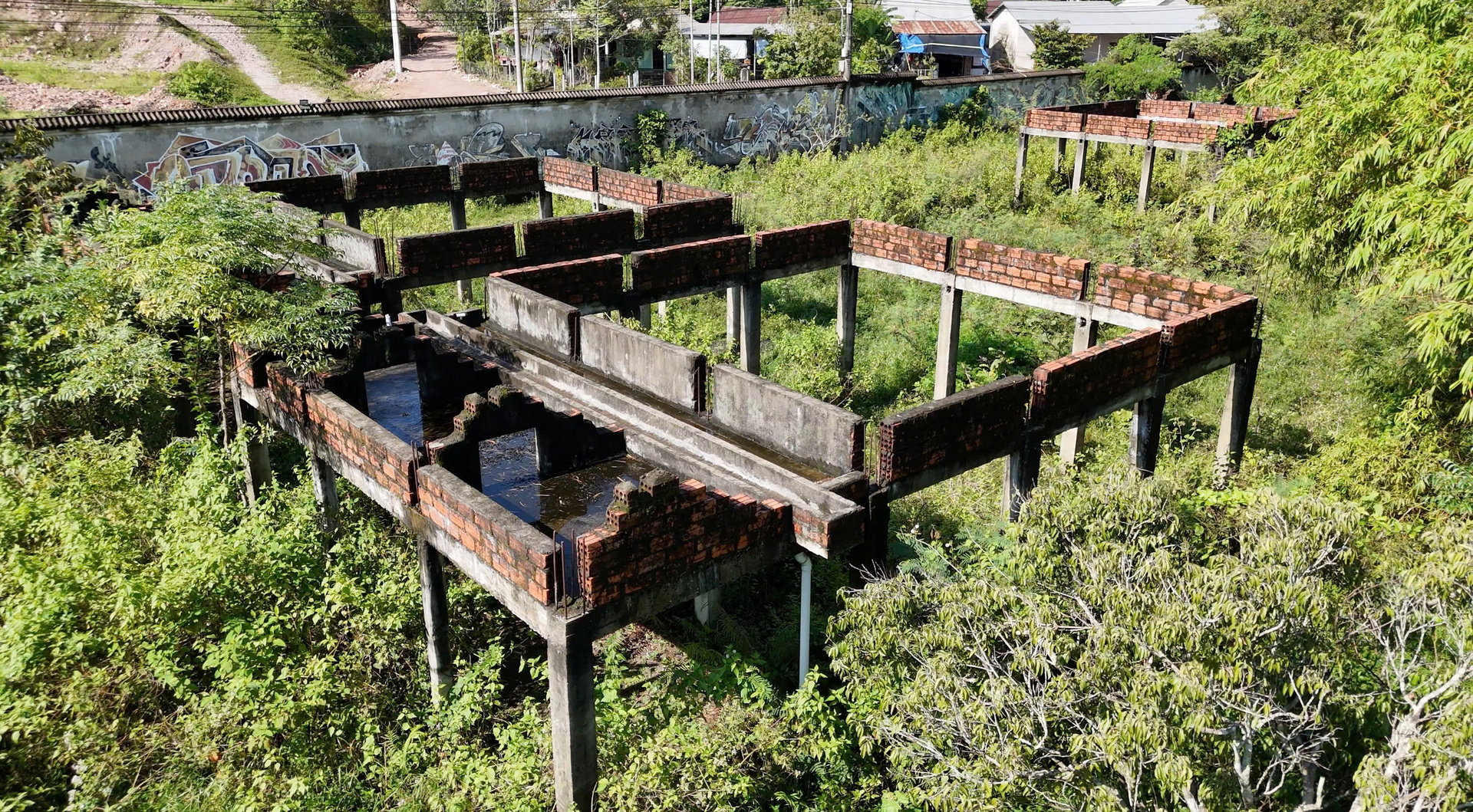 Dự án khu du lịch 5 sao hơn 100 tỷ hoang lạnh giữa rừng cỏ dại ở Huế - Ảnh 11