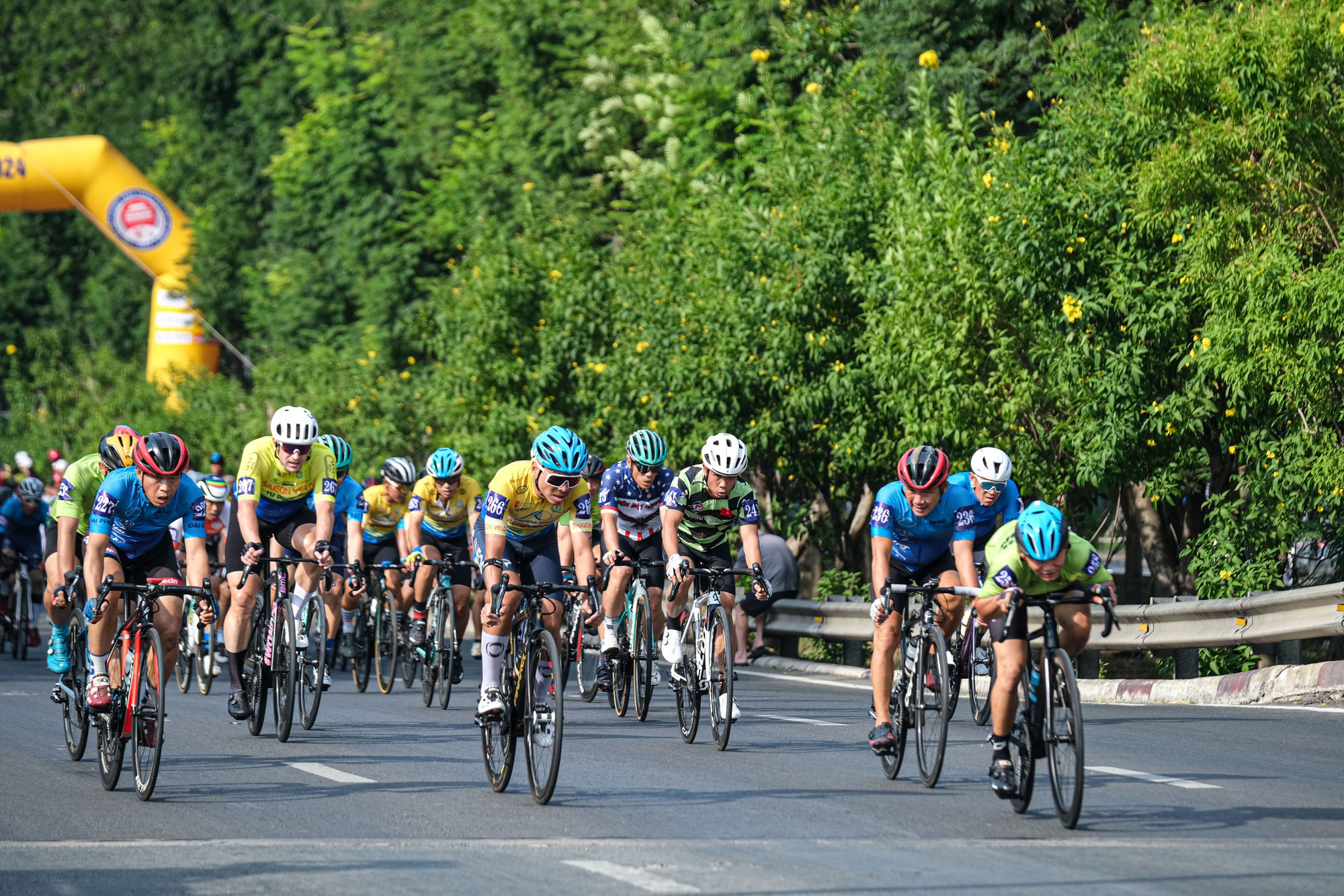 TP HCM: Đường Mai Chí Thọ thí điểm làn xe đạp, bao giờ nhân rộng? - Ảnh 1