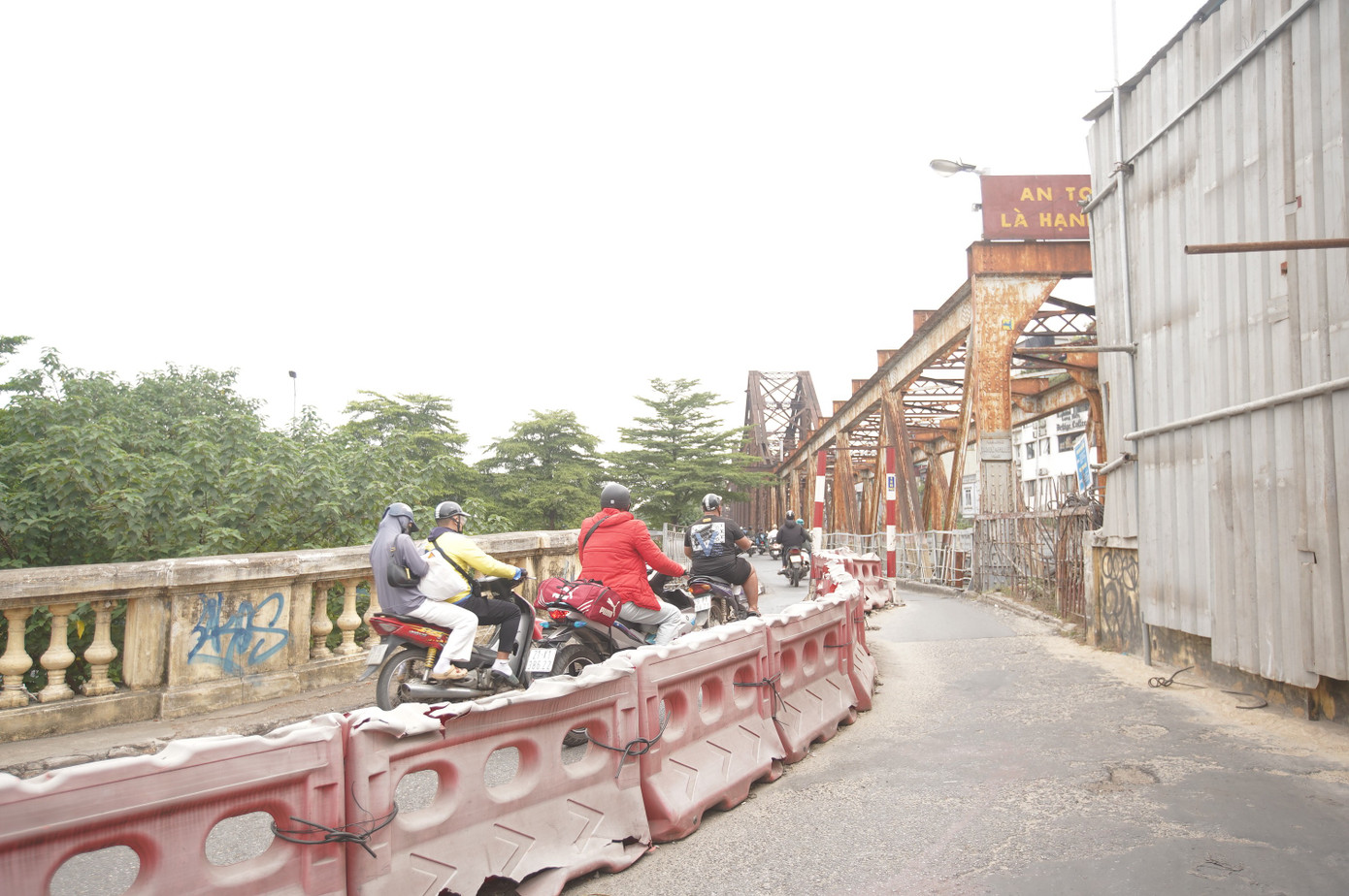 Cầu Long Biên được quây tôn, hạn chế lưu thông để trùng tu - Ảnh 19