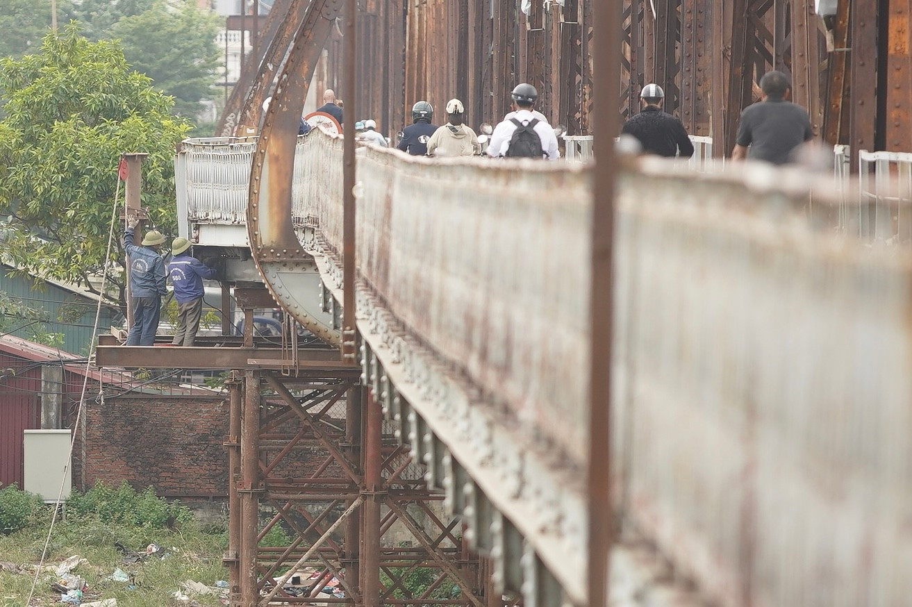 Cầu Long Biên được quây tôn, hạn chế lưu thông để trùng tu - Ảnh 10