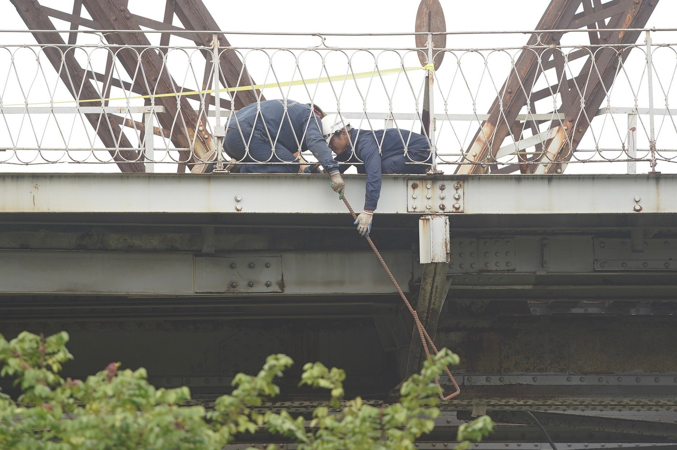 Cầu Long Biên được quây tôn, hạn chế lưu thông để trùng tu - Ảnh 11