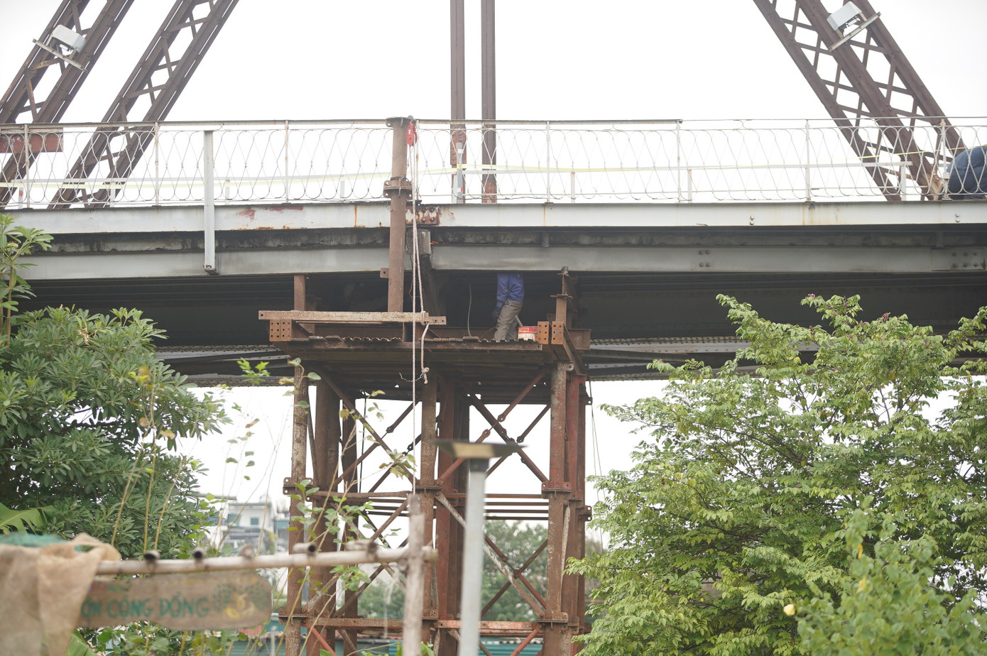 Cầu Long Biên được quây tôn, hạn chế lưu thông để trùng tu - Ảnh 13