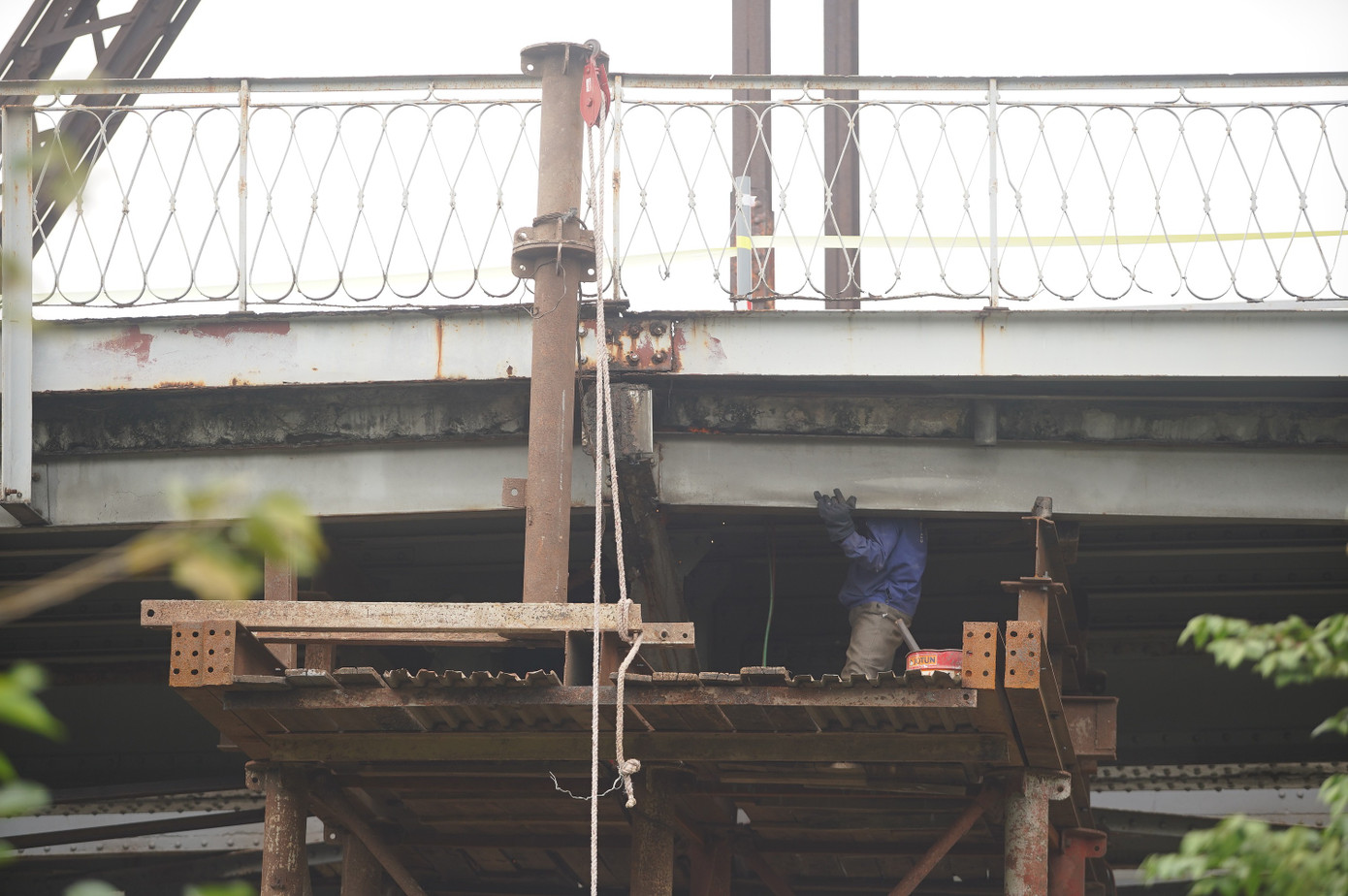 Cầu Long Biên được quây tôn, hạn chế lưu thông để trùng tu - Ảnh 12