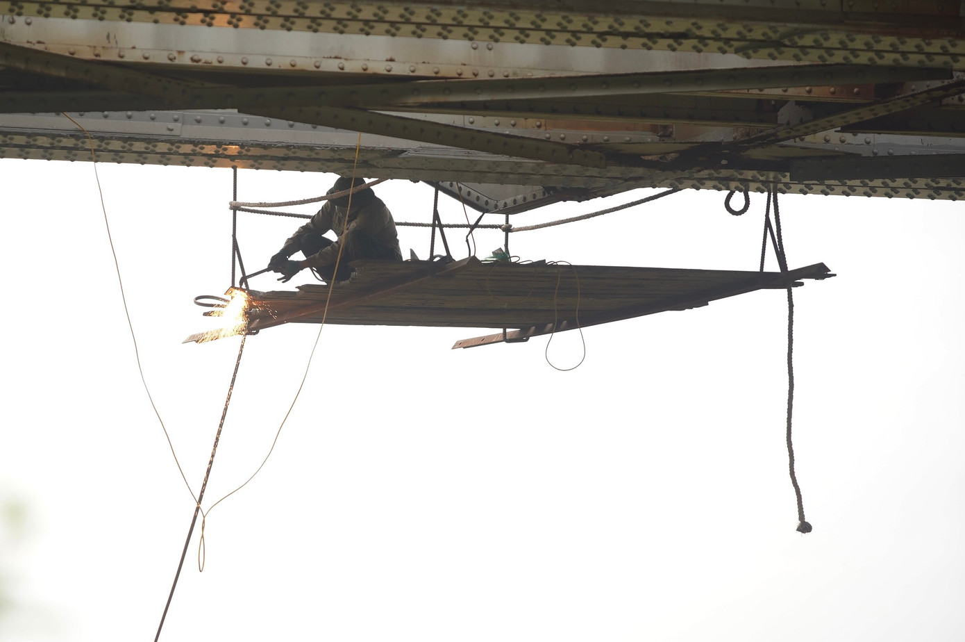 Cầu Long Biên được quây tôn, hạn chế lưu thông để trùng tu - Ảnh 5